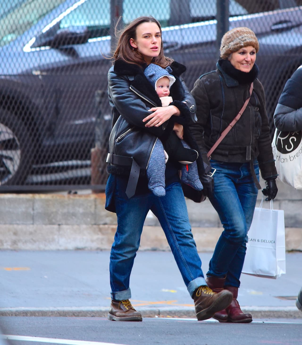 La actriz iba acompañada de su mamá.