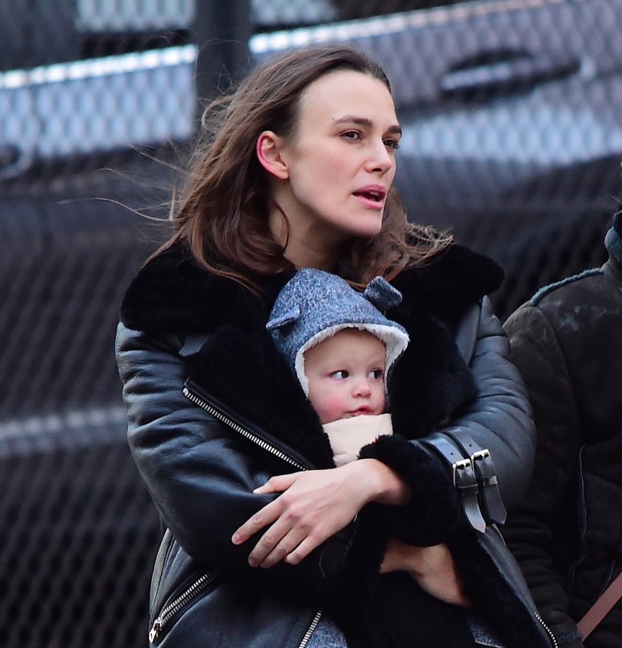 A ese respecto hay que recordar que, en su momento, la actriz británica Keira Knightley hizo duros señalamientos a Kate Middleton y su posado en su ensayo feminista 
<a href="https://www.refinery29.com/en-gb/2018/10/213194/keira-knightley-birth-feminism-essay" target="_blank">“The weaker sex”</a>. 
<br>“Oculta. Oculta nuestro dolor, nuestros cuerpos partidos, nuestros senos goteando, nuestras hormonas enloquecidas. Luce hermosa. Luce elegante, no muestres tu campo de batalla, Kate. Siete horas después de tu lucha con la vida y la muerte, siete horas después de que tu cuerpo se rompe, abierto y la vida sale a gritos y sangrienta. No lo muestres. No lo digas. Quédate allí con tu bebé frente a los disparos de un grupo de fotógrafos hombres".
<br>