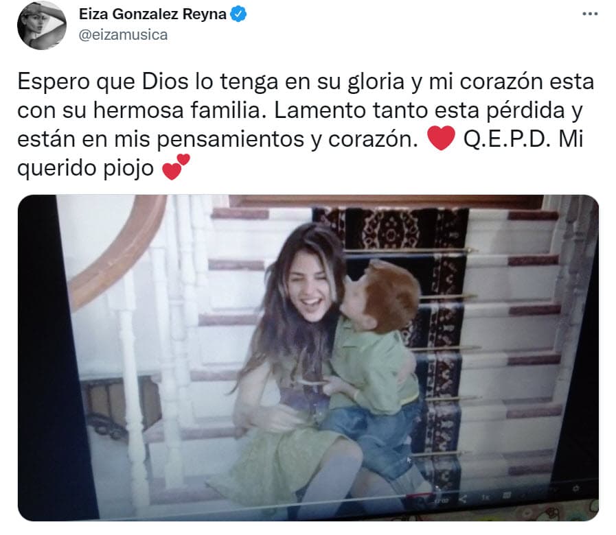 Publicó este tuit en el que se aprecia una escena, de las varias que tuvieron juntos, en la telenovela 
<b>Lola, Érase Una Vez</b>.