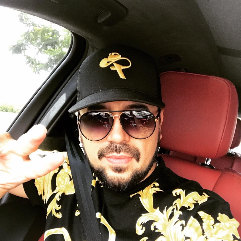 El cantante rumbo a las locaciones del video 'Sedúceme'.