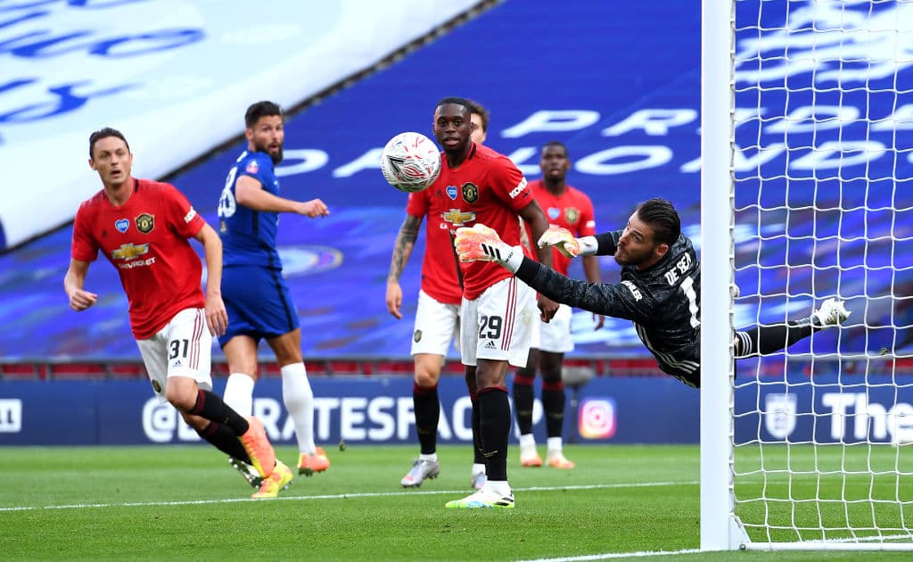 Manchester United 1-3 Chelsea | Oliver Giroud (45+11’) adelantaba a los de Lampard. Mount (46’) hizo el segundo y Maguire (74’) sepultó a los de Manchester con un autogol. El descuento llegó de los botines de Bruno Fernandes quien cobró una pena máxima. Chelsea se enfrentará al Arsenal en la final de la FA Cup, una de las competiciones más añejas del futbol mundial.