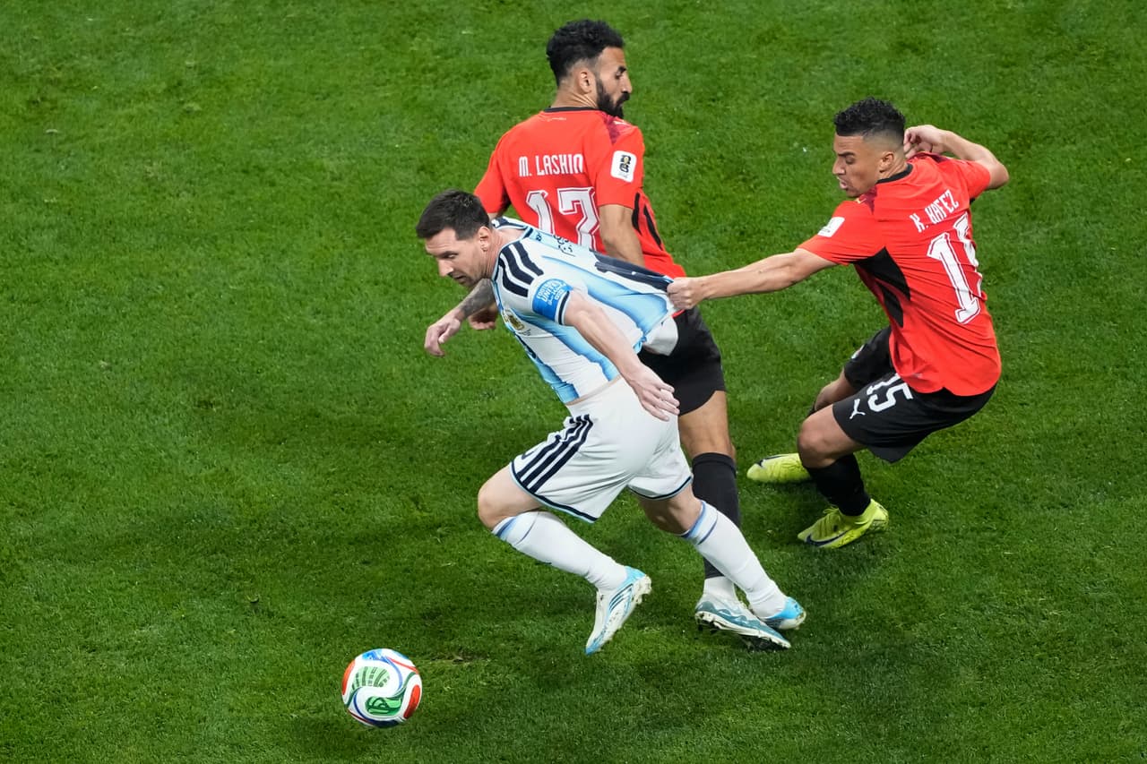 Karim Hafez (15) de Egipto tira de Lionel Messi (10) de Argentina durante el partido de octavos de final de la Copa Mundial entre Argentina y Egipto en Atlanta, el martes 7 de julio de 2026.