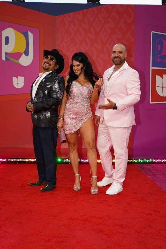 Los famosos locutores de radio El Bueno, La Mala, y El Feo también estuvieron presentes con sus mejores 'outfits'.