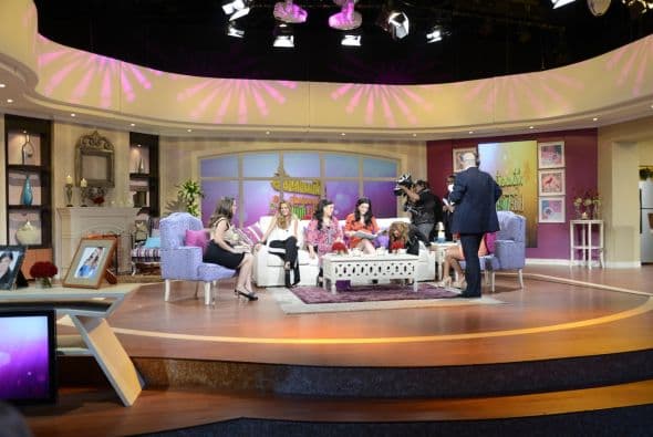 Entre corte y corte, Angélica Vale, Jacqueline Bracamontes, Luz Elena González, Lidia Ávila, Silvia Pasquel y Ximena Córdoba se secaron las lágrimas, cargaron a sus retoños y nos mostraron cómo es su familia Entre Amigas.