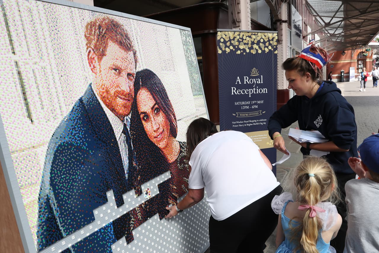 La histórica ceremonia ha disparado el ingenio de los británicos que incluso 
<b><a href="https://www.univision.com/entretenimiento/ya-tenemos-las-fotos-de-la-boda-del-principe-harry-y-meghan-markle-kind-of-fotos">han creado con Legos </a></b>imágenes de la pareja, como esta que se construye y presume en plena calle en Windsor, Inglaterra.