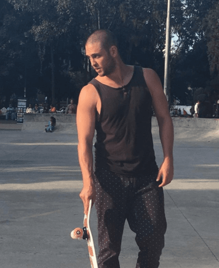 En esta fotografía Christopher Uckermann sorprendió a sus fans al lucir sin cabellera. Por otro lado, también se dedica al skateboarding.