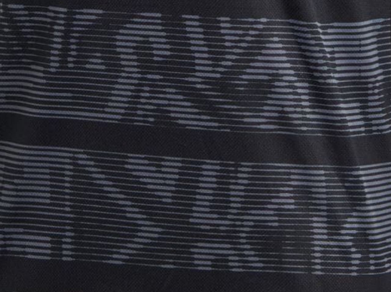 Los patrones aztecas están en el fondo de la playera que además cuenta con franjas horizontales.