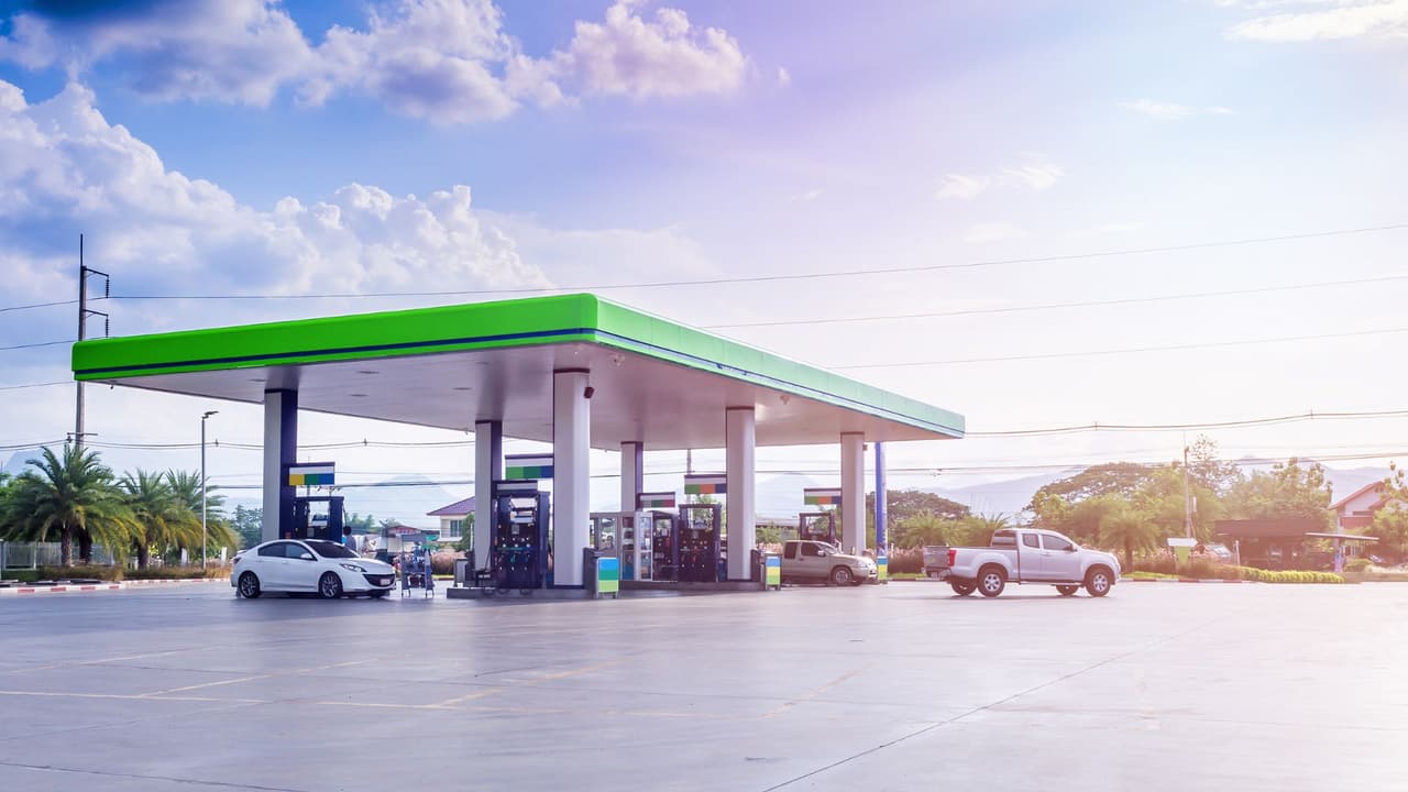 <h3 class="cms-H3-H3">Un consejo simple para ahorrar</h3> Cuando los precios suben rápido, los expertos
<b> recomiendan algo sencillo:</b>
<br>⛽ Comparar al menos dos aplicaciones antes de llenar el tanque.
<br>💡 Por ejemplo:
<br>Primero revisa GasBuddy para ver las estaciones más baratas.
<br>Luego compara con Waze si estás en camino.
<br>A veces la diferencia entre estaciones cercanas puede ser de 10 o 20 centavos por galón, 
<b>lo que puede representar varios dólares menos en cada tanque.</b>
<br>En momentos de precios altos, 
<b>esa pequeña comparación puede hacer una diferencia real en el presupuesto semanal.</b>