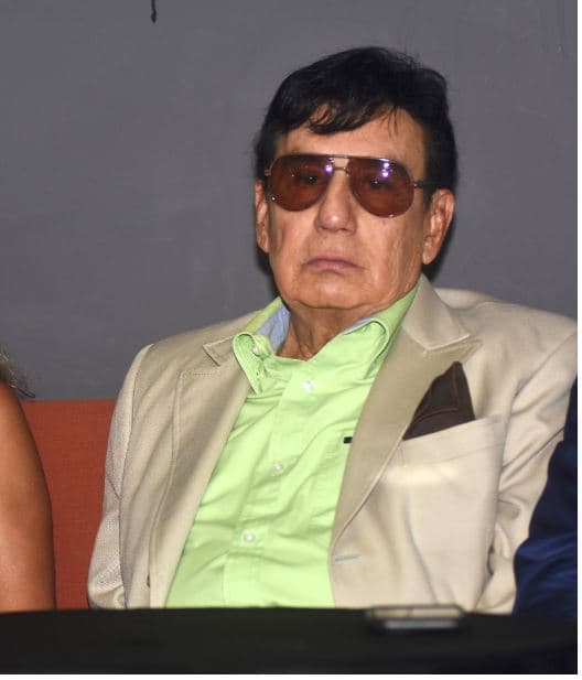 El cantante y conductor mexicano Gualberto Castro cumple 
<b>tres semanas hospitalizado</b> debido a complicaciones que se han presentado para que pueda recibir quimioterapias con las que combate el cáncer de vejiga que padece.