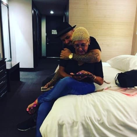 Suele compartir momentos íntimos con sus familiares en sus redes sociales. En esta imagen Nicky felicita a su mamá por un año más de vida.