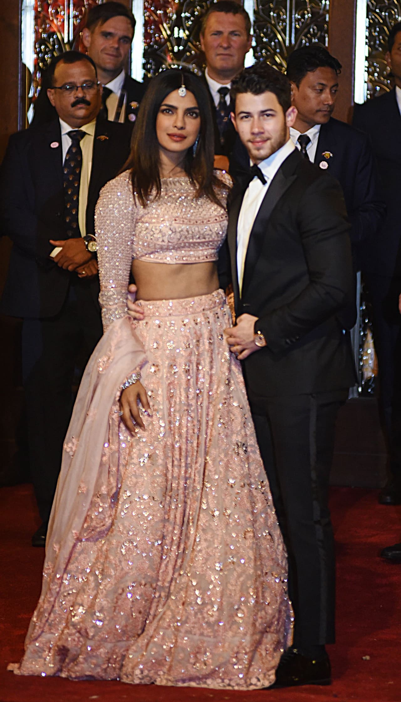 En ese entonces, Priyanka lució un glamouroso vestido confeccionado por Ralph Lauren, con el que conquistó las cámaras y a sus seguidores.