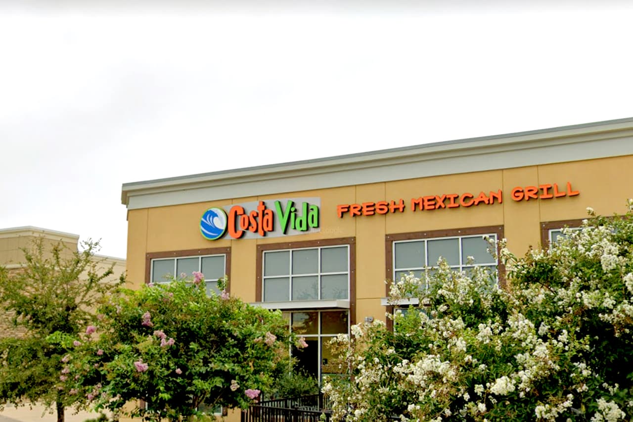<b>Puesto 18. Costa Vida Fresh Mexican Grill</b>. El primer Costa Vida abrió en Layton, Utah en 2003, y 
<a href="https://www.costavida.com/"><u>desde entonces la marca se ha expandido a 100 ubicaciones en 13 estados y Canadá</u></a>. Su ganancia en 2019 fue de 129 millones de dólares.