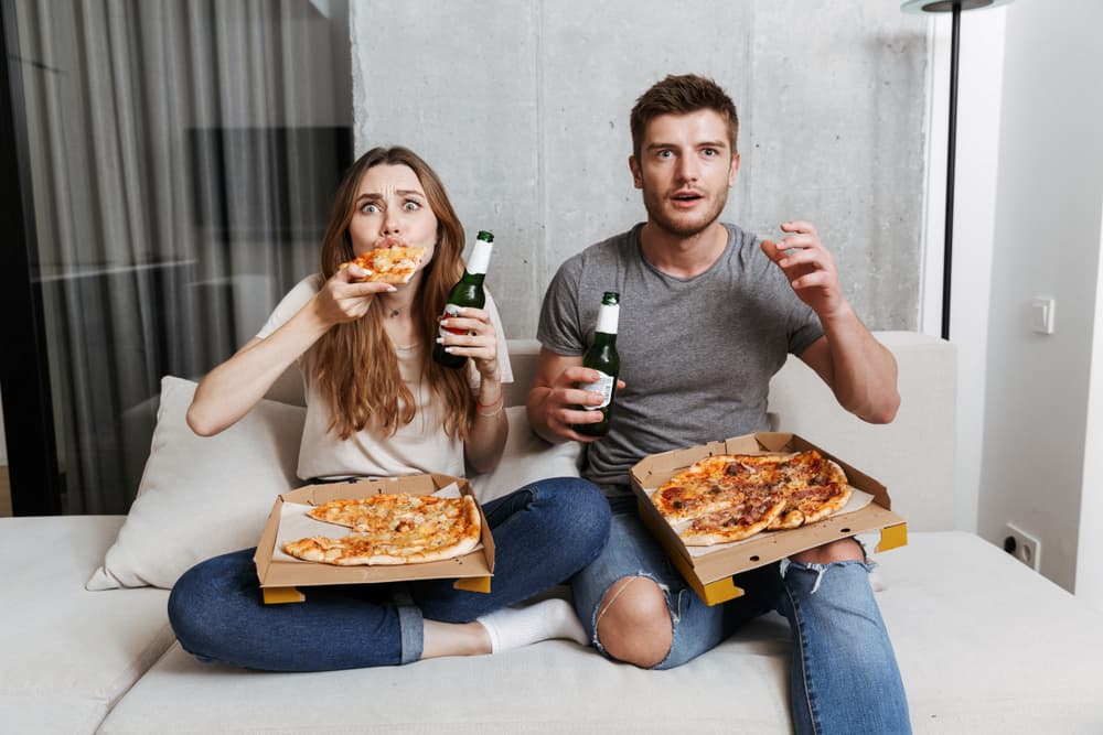 <b>TAURO</b>
<br>Ordena a domicilio tu comida favorita (es buena idea comprar de un restaurante local) y escojan esa serie que tanto querían ver desde hace tiempo o que tienen atrasada. Disfruten juntos en el sillón con esos mini lujos que pueden darse.