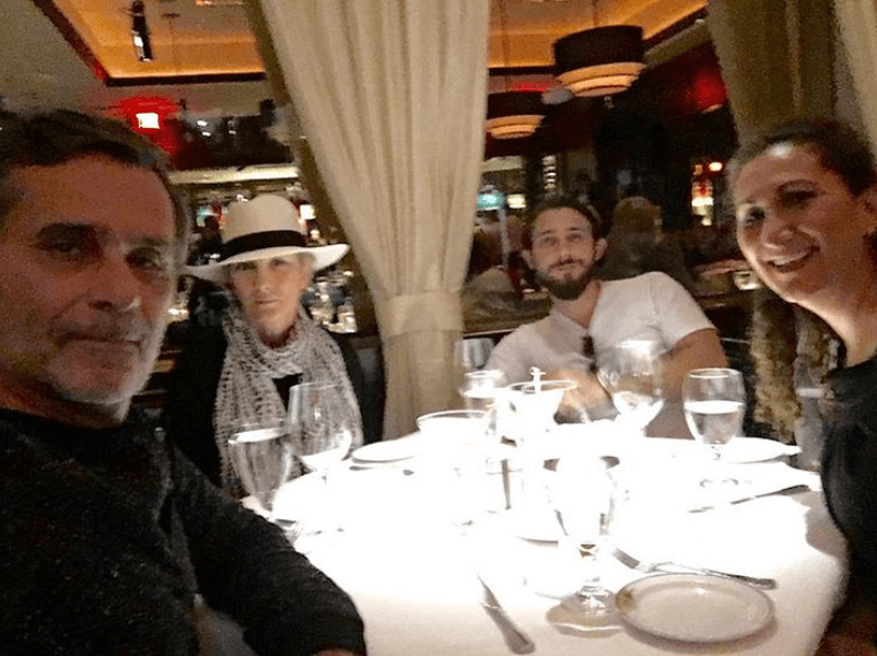 Y también le dedica poemas y palabras de amor.