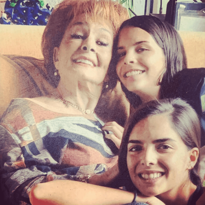 Talina Fernández con sus nietas, María y Paula
