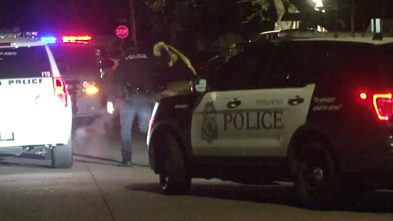 El hombre bajó de su automóvil cuando llegó a su casa y se acercó a otro vehículo que lo esperaba.