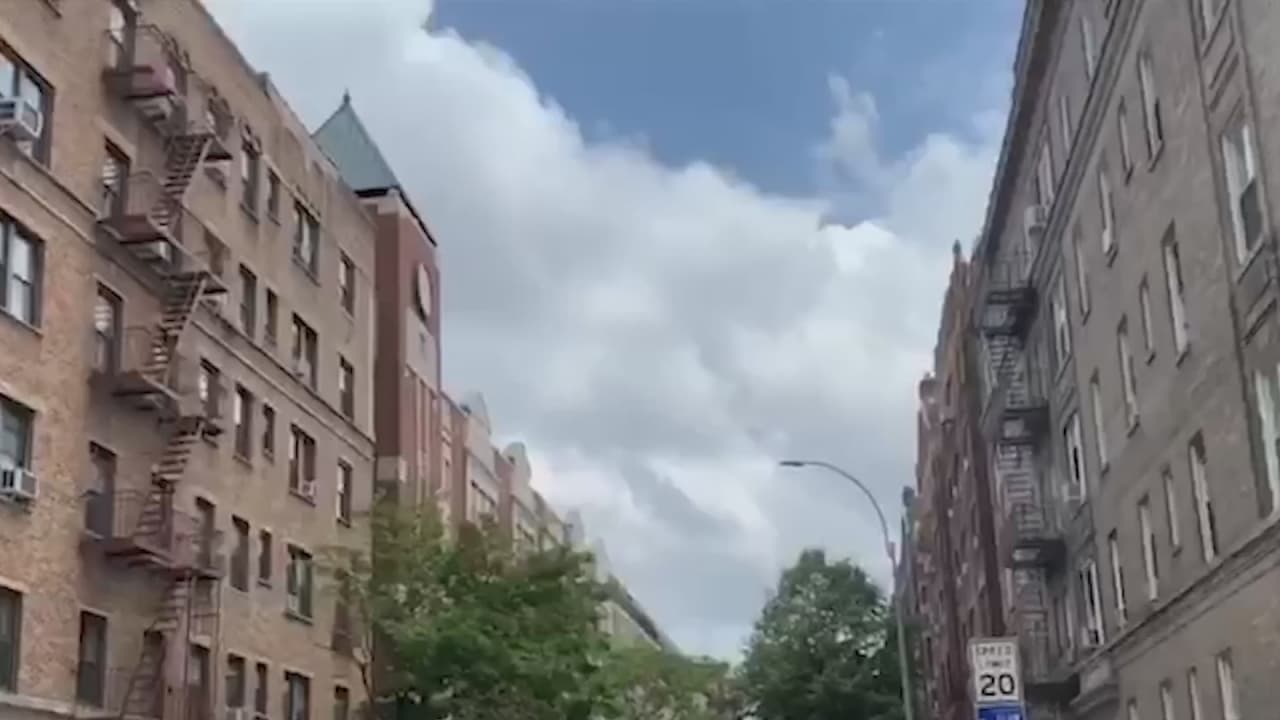 <b>¿Eres elegible? </b>Los inquilinos son elegibles si sus ingresos anuales caen al 80% o menos del ingreso medio del área, que es $ 77,300 para una familia de cuatro o si califican para beneficios de desempleo. Los inquilinos también son elegibles si pueden demostrar que han experimentado dificultades financieras debido a la pandemia y pueden demostrar que corren el riesgo de quedarse sin hogar.