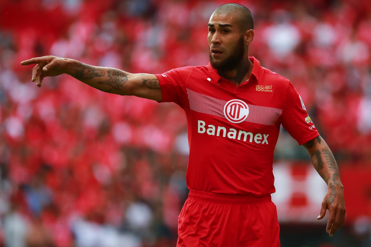 Antes de llegar a México, el argentino Jesús Méndez salía completamente afeitado a jugar. Quizás su llegada a "Los Diablos" del Toluca le motivó a usar un aspecto más diabólico.