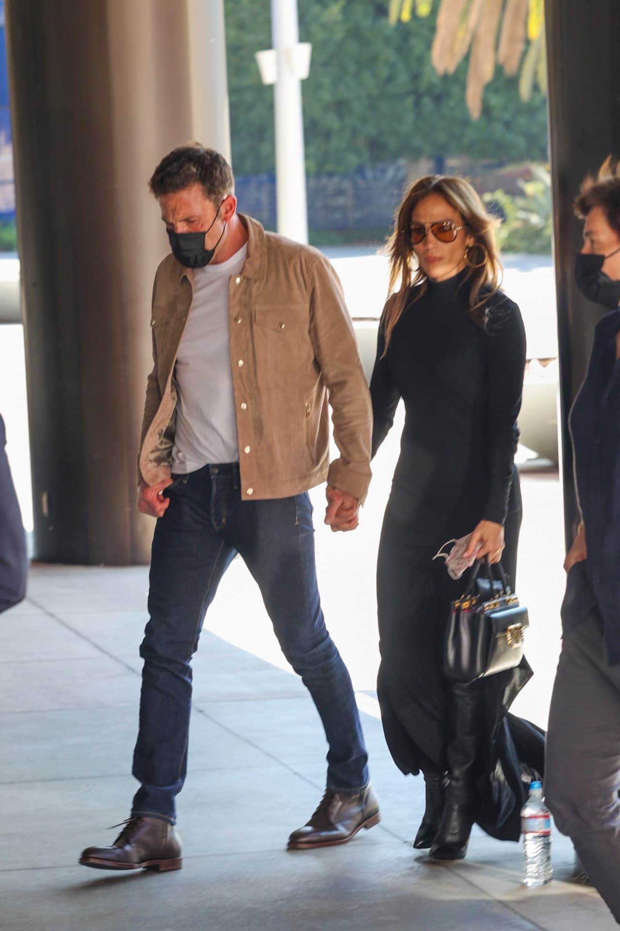 A esta función también 
<b><a href="https://www.dailymail.co.uk/tvshowbiz/article-10055383/Jennifer-Lopez-Ben-Affleck-hold-hands-arriving-screening-Tender-Bar.html" target="_blank">acudió uno de los amigos más cercanos del artista, George Clooney</a></b>, quien dirigió la cinta, según reseñó el Daily Mail.
<br>