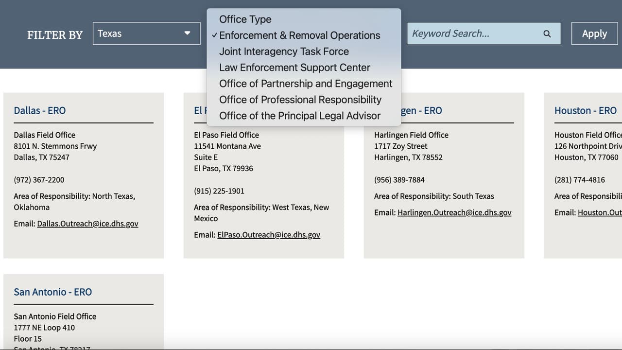 Para encontrar la oficina local de ICE,
<a href="https://www.ice.gov/contact/field-offices" target="_blank">entra a este enlace</a>. Ahí puedes seleccionar el estado donde la persona fue detenida y qué tipo de oficina necesitas. Por ejemplo,
<b>hay oficinas que tienen la función de operaciones de deportaciones</b>, que es la primera opción que aparece.
<br>
<br>Cuando encuentres la oficina local, puedes llamar por teléfono o escribirles un correo electrónico.