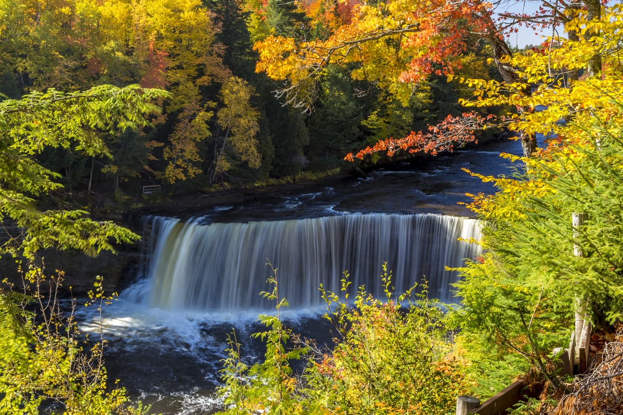 Upper Península, en Michigan: éste es otro de esos lugares que vale la pena visitar todo el año, pero que en otoño ofrece paisajes que te dejan sin aliento. Es una de las grandes atracciones del Midwest de Estados Unidos y la temporada otoñal es la excusa perfecta para
<a href="http://www.uptravel.com/attractions-photo-gallery-215/" target="_blank">darse una escapada</a> a este regalo de la naturaleza lleno de lagos y montañas.