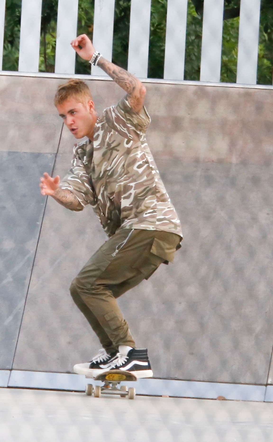 El cantante es amante del skateboard.