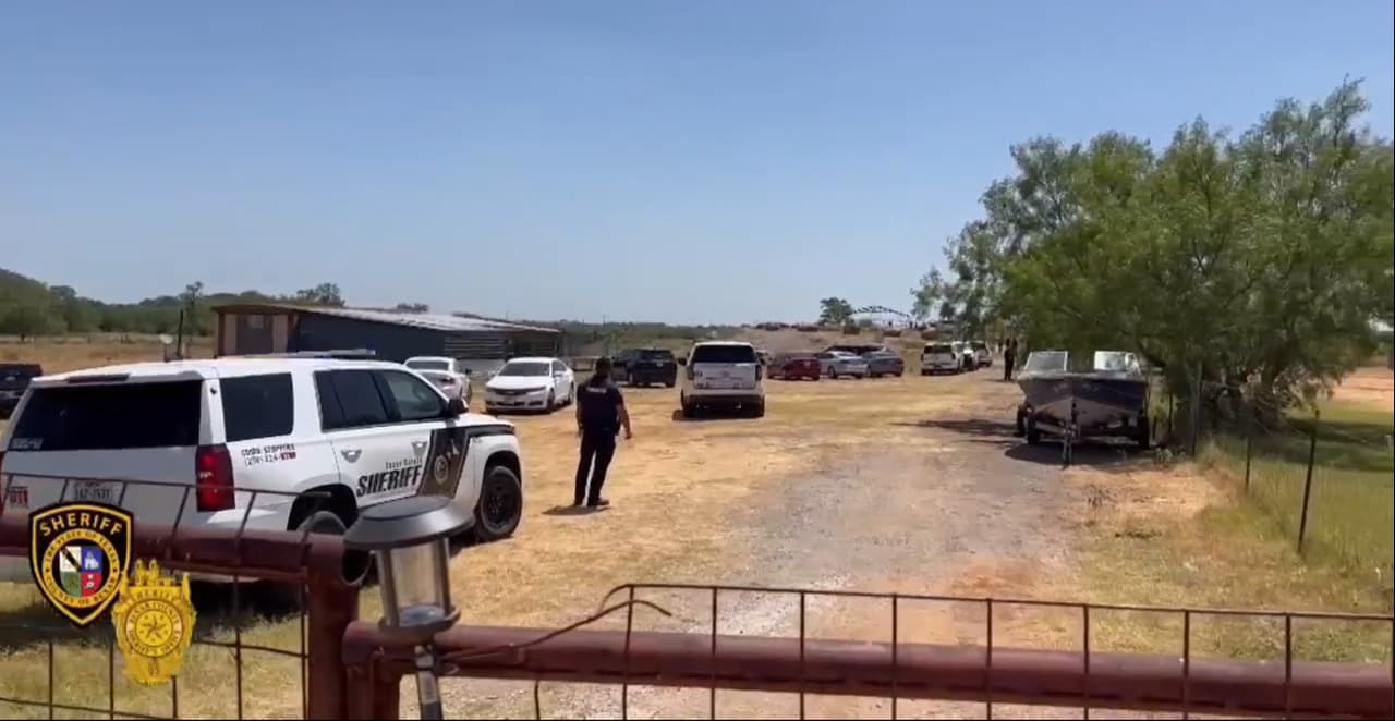 Encuentran restos humanos dentro de una maleta en un rancho de Texas: "No se esforzaron mucho en esconderlo"