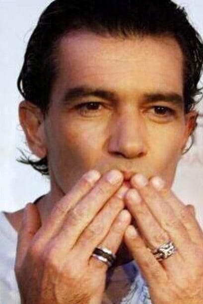 Antonio Banderas también es un galán muy besucón.