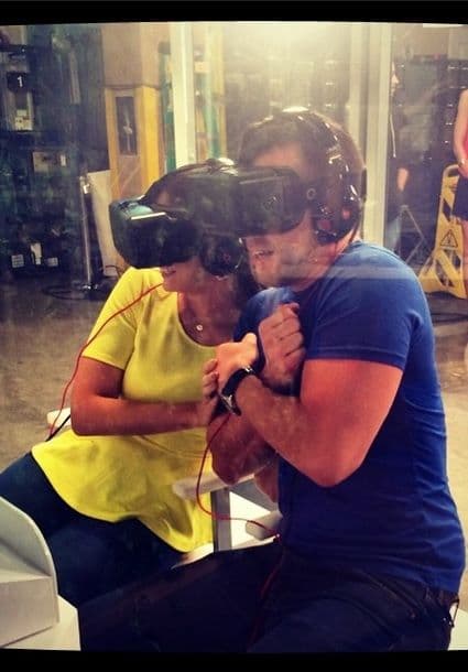 Junto a Carlos McConnie se divirtió como niña en el simulador de Into the Storm.