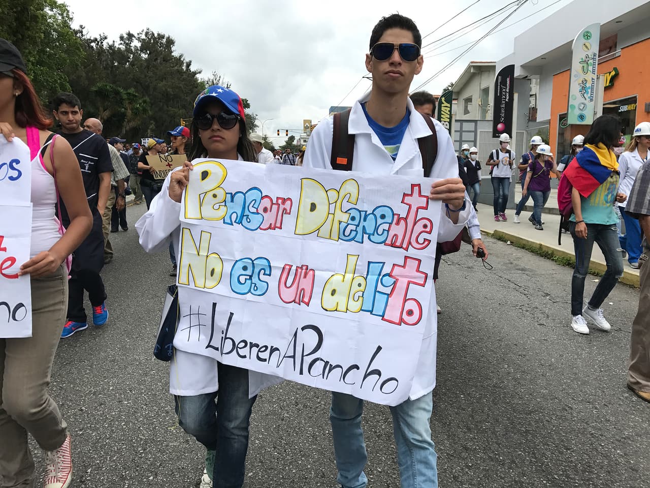 Estudiantes de Medicina piden la liberación de Carlos Ramirez, también conocido como Pancho, durante una protesta en Mérida en mayo.