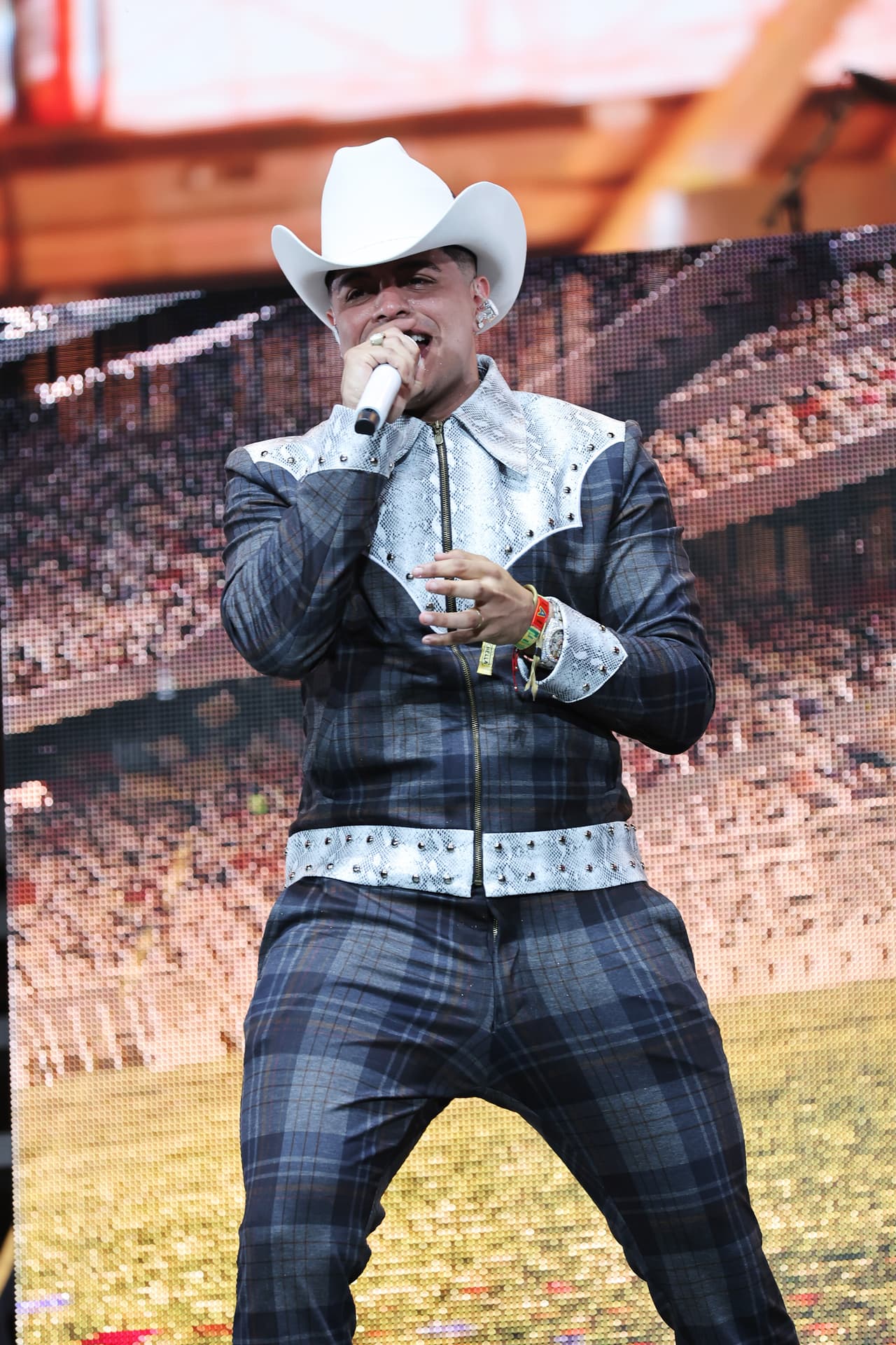 <b>Eduin Caz</b> alarmó tras ser 
<b><a href="https://www.univision.com/famosos/eduin-caz-en-el-hospital-emergencia-concierto">llevado de emergencia a un hospital</a></b> la noche del sábado 7 mayo tras dar un concierto en la Ciudad de México.