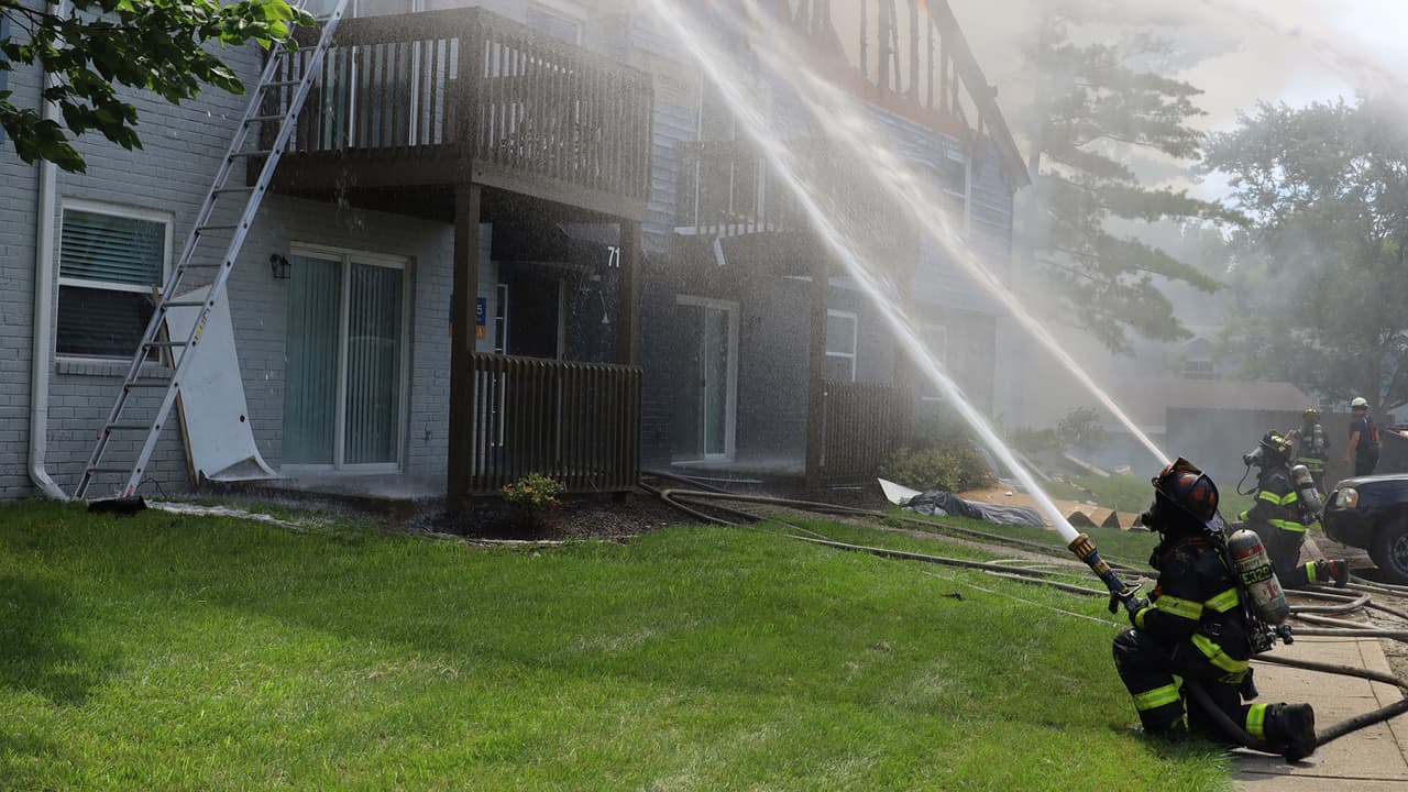 Los bomberos trabajaron cerca de una hora para poder controlar el fuego, que se extendió por todo el complejo a través del ático.