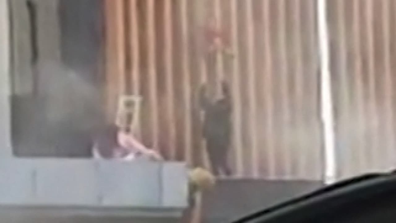 Una madre deja caer a su niña para salvarla de un incendio durante manifestaciones en Sudáfrica