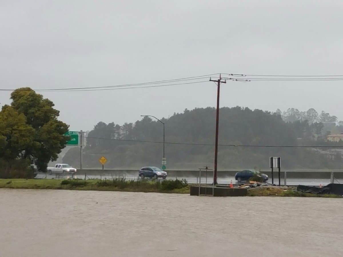 La autopista 101 aún era transitable a la entrada de la ciudad de Marin por la mañana del 8 de enero, aunque se había formado un gran embalsamiento de agua a escasa distancia.