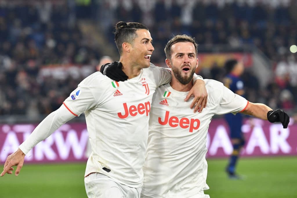 Miralem Pjanic fue compañero de Cristiano en la Juve y ahora acaba de firmar contrato con el Barcelona y será compañero de Messi al menos por una temporada.