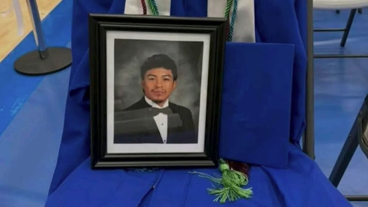 Colocan foto de hispano detenido por ICE durante graduación en escuela de Georgia