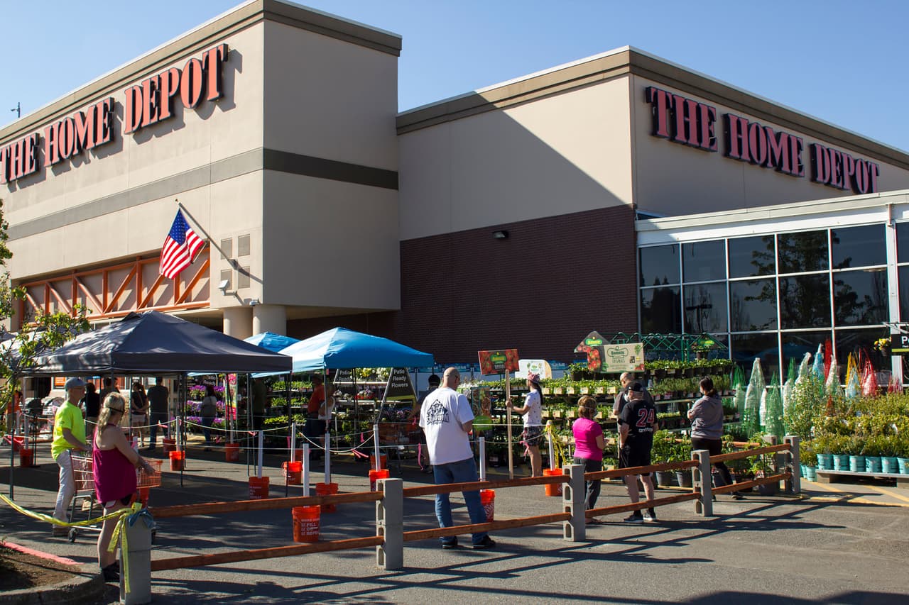 <b>Home Depot | </b>El viernes, las tiendas abrirán antes de lo habitual. La mayoría está programada para abrir a las 6:00 de la mañana. La compañía recomienda usar su
<a href="https://www.homedepot.com/l/search/6175/full/"><u>localizador de tiendas</u></a> para verificar el horario.
