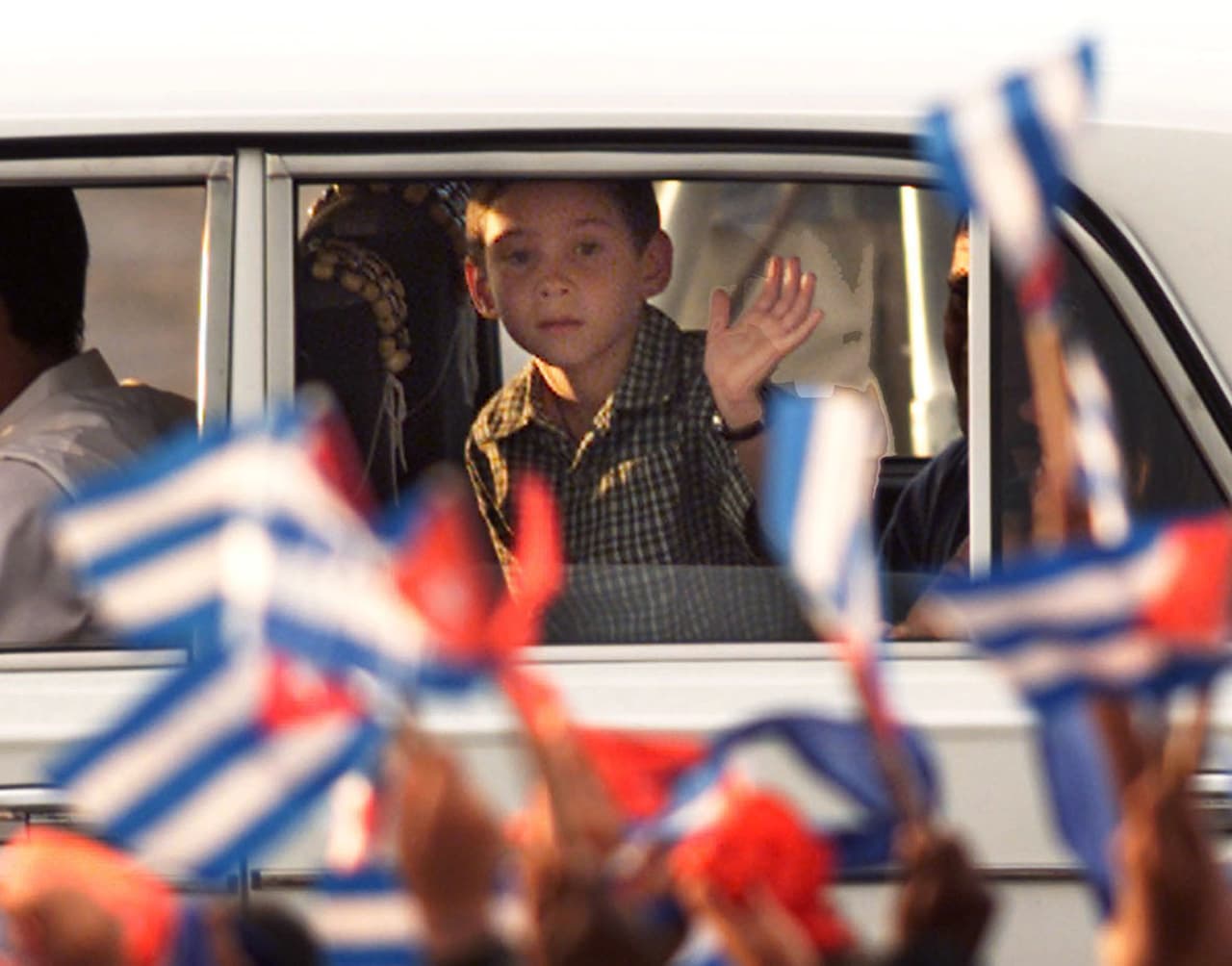 Elián saluda a sus compañeros de clases que lo recibieron al llegar a La Habana. 28 de junio del 2000.