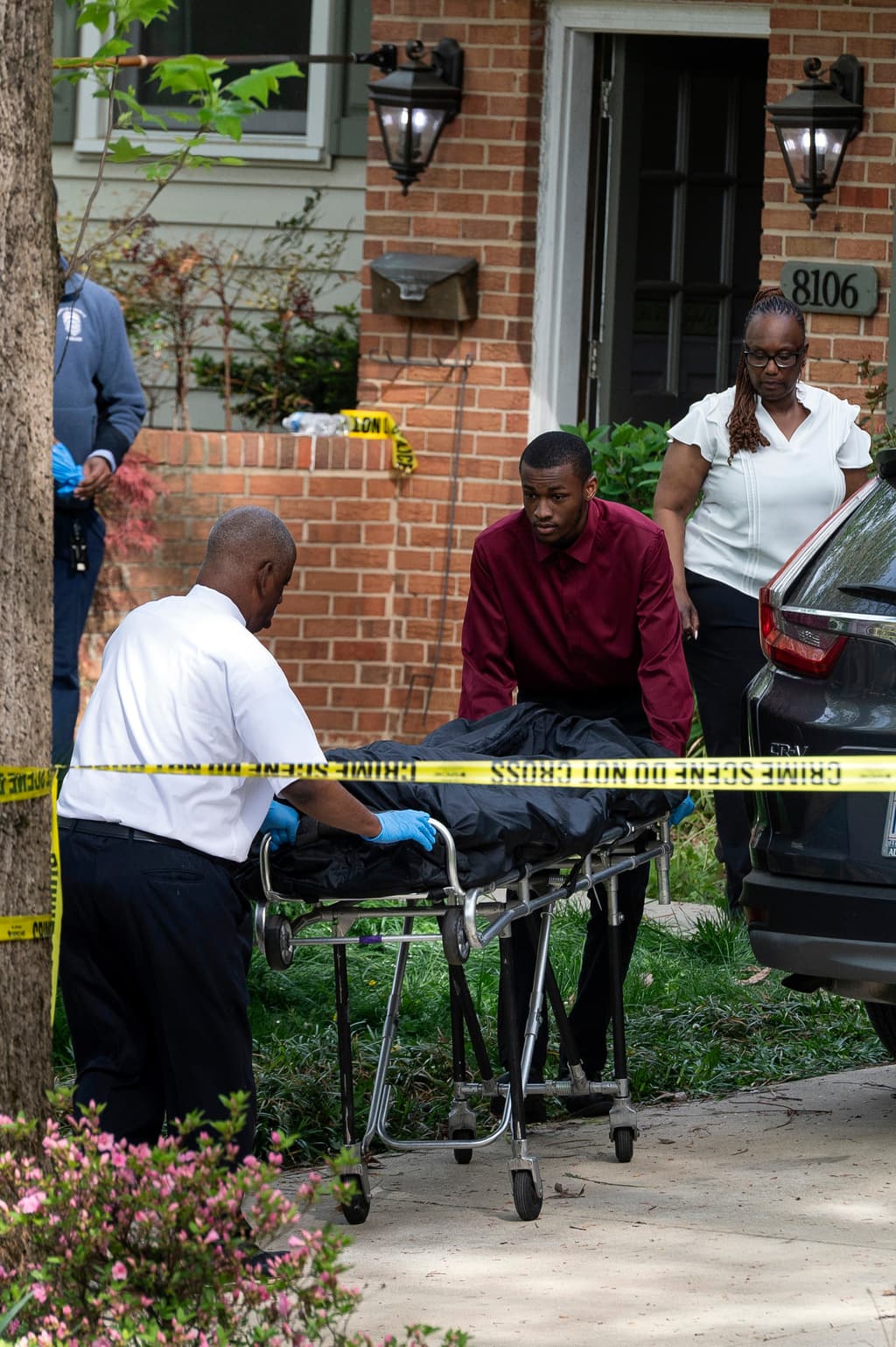 Forenses del condado Fairfax retiran de la propiedad en Annandale, el cuerpo de 
<b>la dentista Corina Fairfax</b>, quien en junio de 2025 presentó la demanda de divorcio al ex vicegobernador de Virginia.
<br>Certificó que hacía un año que no convivían como pareja, cumpliendo el requisito que impone el estado para atender estos casos.