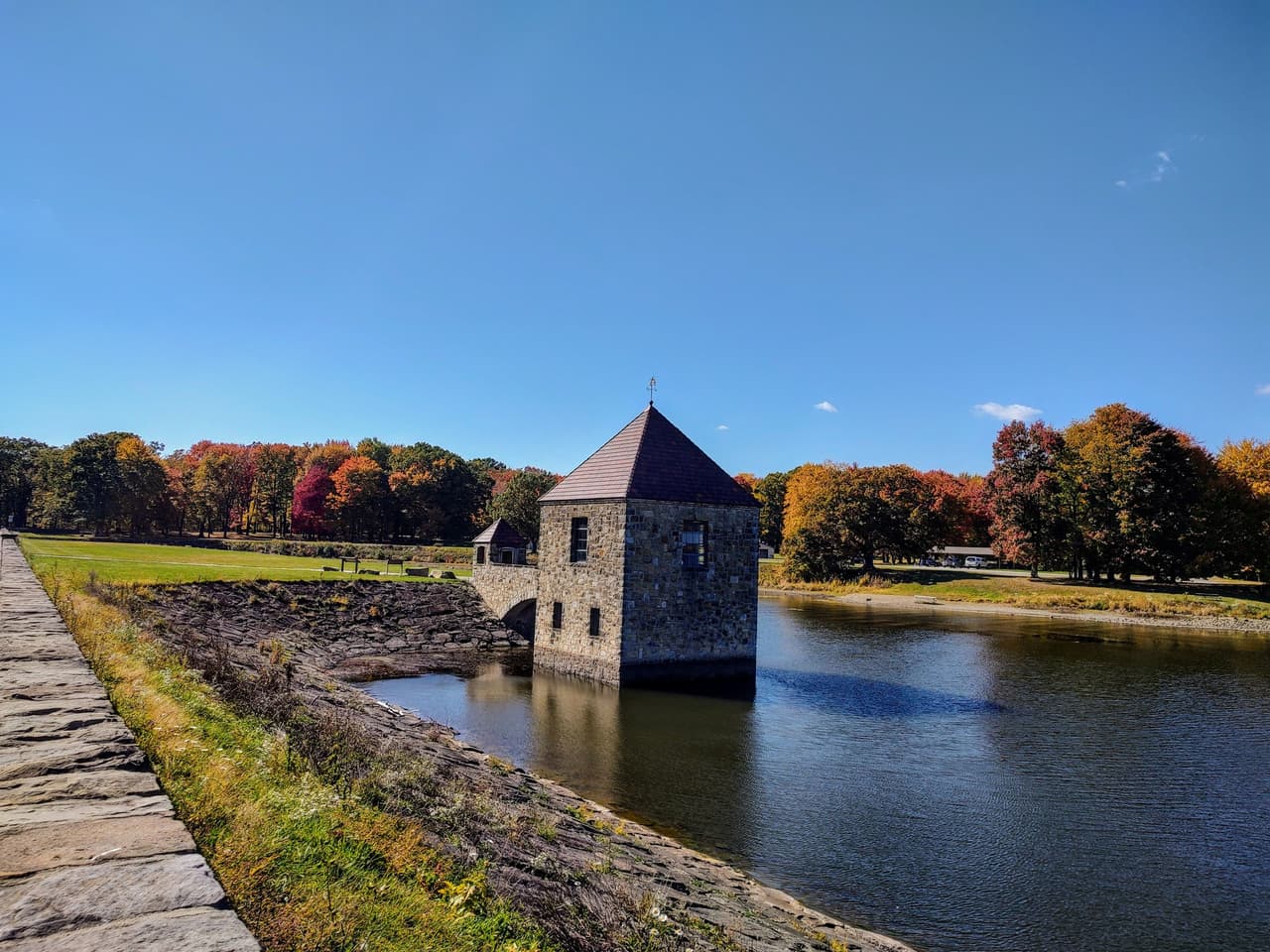 Conoce más del parque, 
<b><a href="https://www.dcnr.pa.gov/StateParks/FindAPark/PymatuningStatePark/Pages/default.aspx">aquí</a></b>.