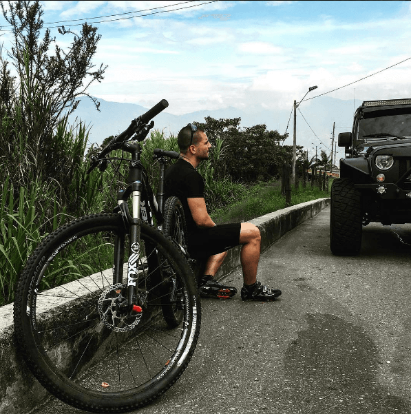 No sólo pasa horas en el gimnasio, sino que también pasa horas montado en bicicleta.