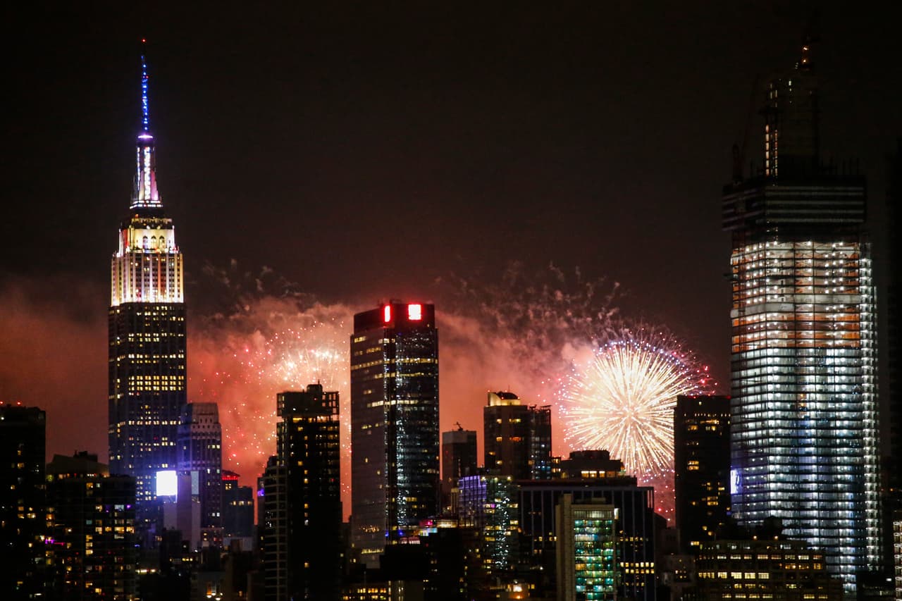 Las luces de los fuegos artificiales adornan a los famosos rascacielos de Nueva York.
