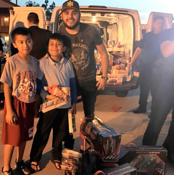 Demuestra que tiene buen corazón, como cuando donó juguetes a varios niños la pasada Navidad.
