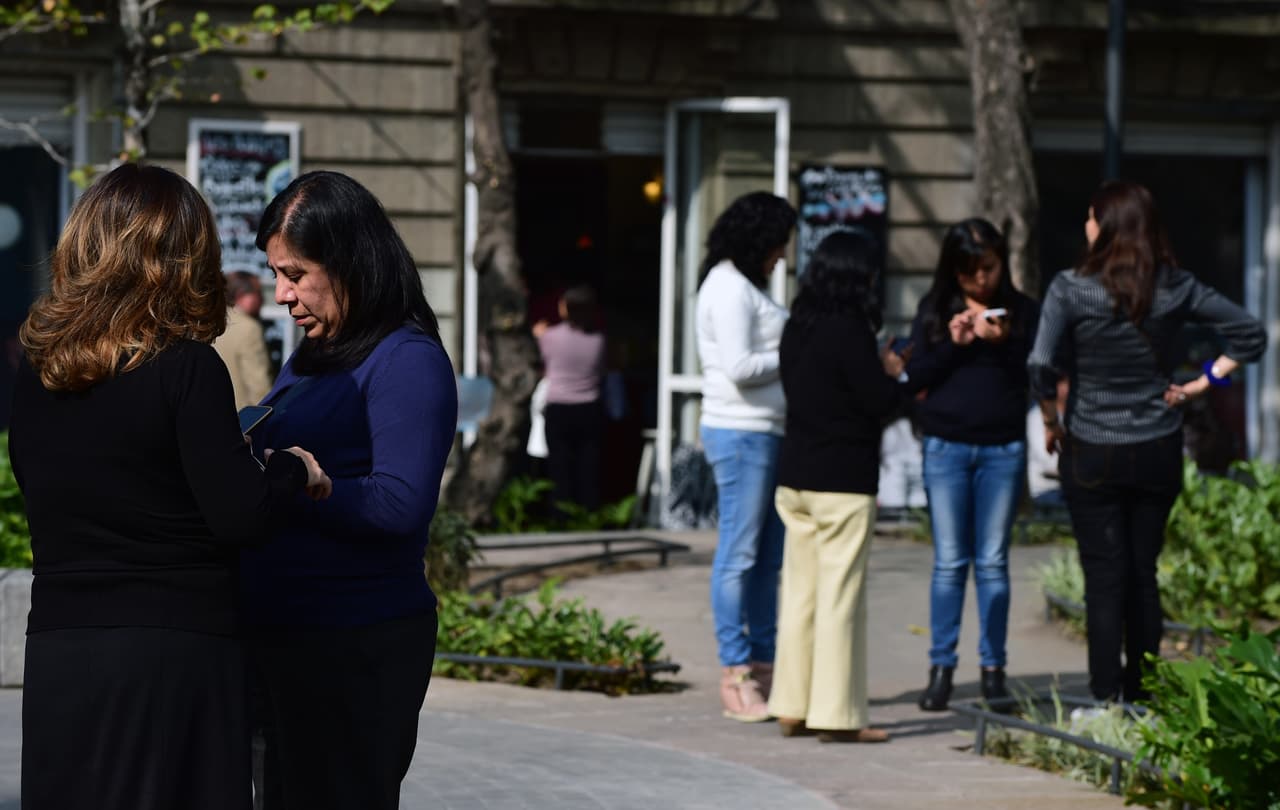 Las personas permanecen en las calles de la Ciudad de México tras el sismo. (Imagen de Archivo).