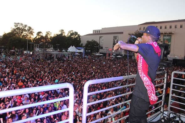 Kid Ink performed high above the crowd from the Coors Light stage! See exclusive pics of his high energy performance!