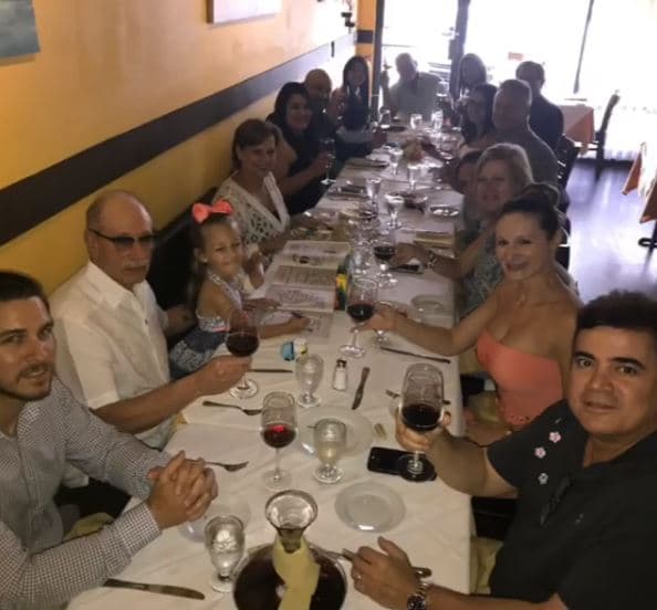 En esta reunión Juan Estefan y Olida Colina estuvieron acompañados por sus amigos y familiares más cercanos.