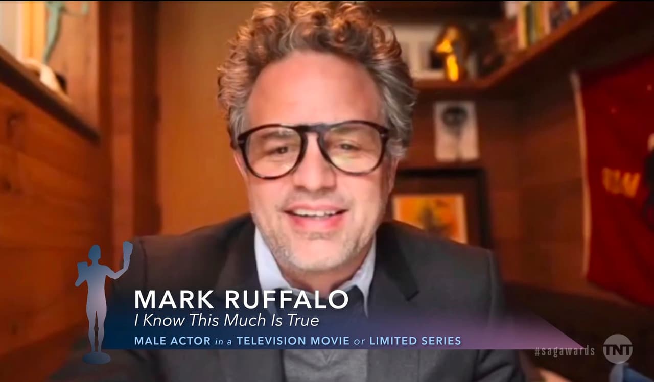 <b><a href="https://www.univision.com/entretenimiento/mark-ruffalo-agradece-su-sag-award-en-twitter-video" target="_blank">Mark Ruffalo</a></b>
<a href="https://www.univision.com/entretenimiento/mark-ruffalo-agradece-su-sag-award-en-twitter-video" target="_blank"> <b>fue el primer ganador</b></a> de la noche tras recibir el galardón de Mejor Actor en una Miniserie o Película para Televisión, por su trabajo en 'I Know This Much is True' de HBO en donde interpretó dos papeles.
<br>