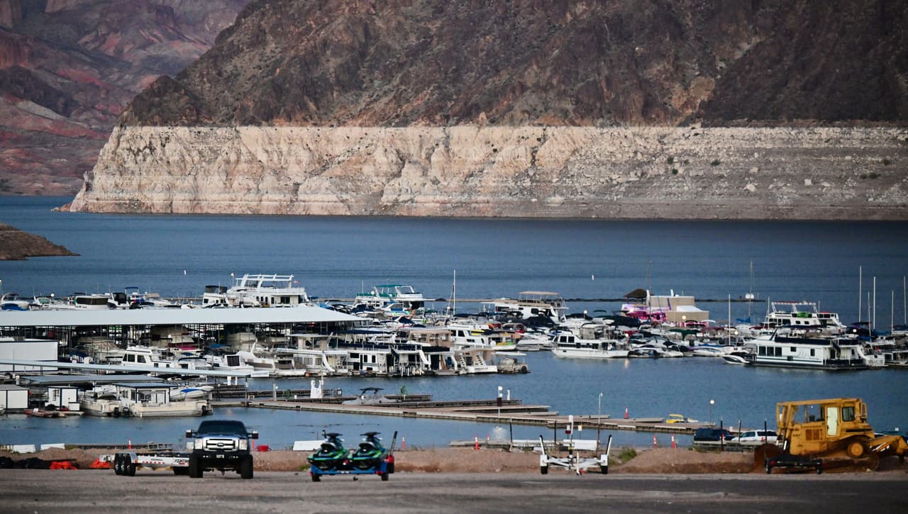 <b>Lake Mohave</b>
<br>Se localiza al sur de la presa Hoover a lo largo del río y forma parte del área recreativa nacional del Lake Mead. Es conocido por sus aguas que ofrece deportes acuáticos, pesca y camping justo en la frontera de Arizona y Nevada.