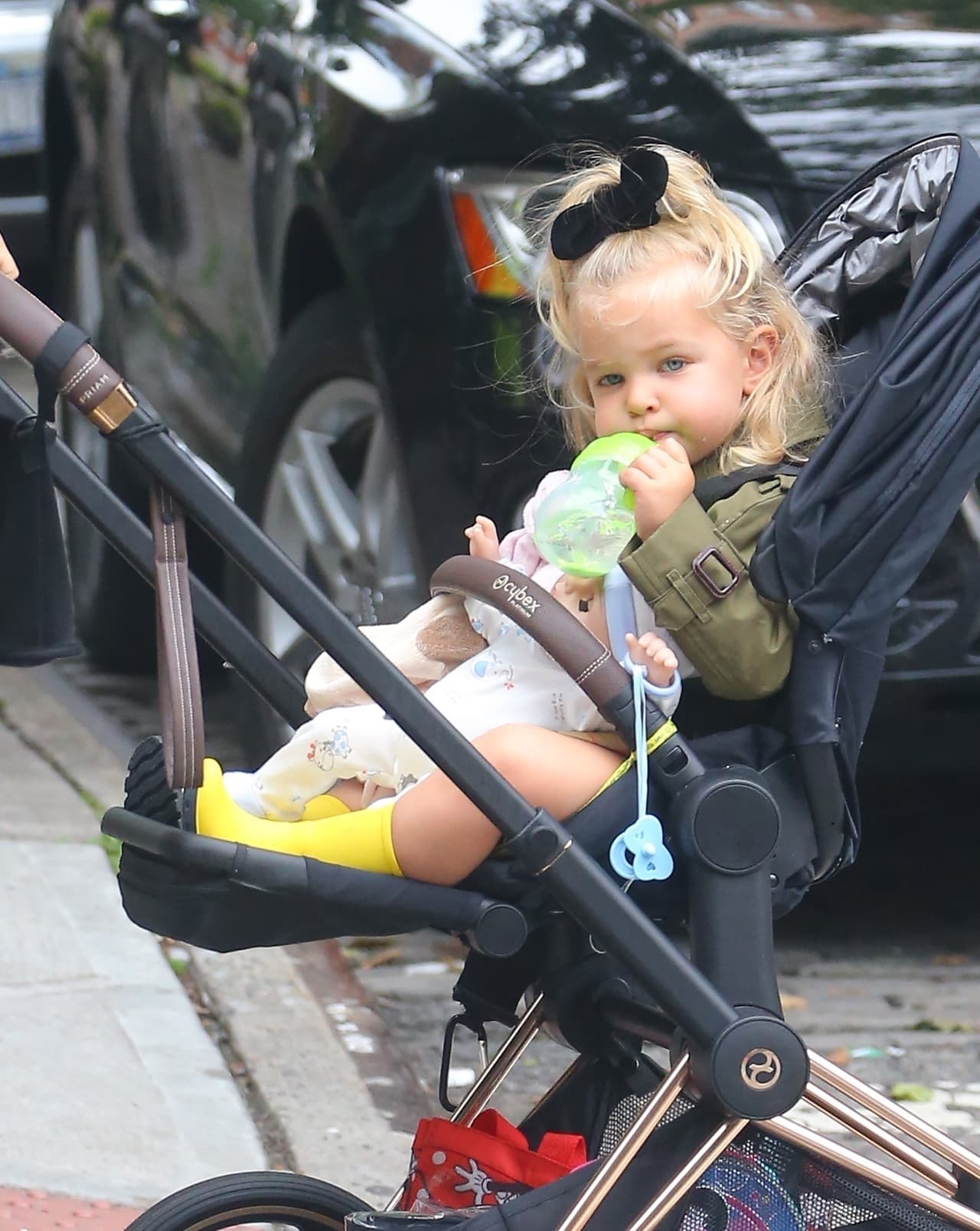 Cooper y Shayk 
<b><a href="https://www.univision.com/famosos/despues-de-cuatro-anos-juntos-y-una-hija-bradley-cooper-e-irina-shayk-se-separan-fotos" target="_blank">se separaron a inicios de junio de 2019,</a></b> después de cuatro años de relación. De acuerdo con la fuente de ET, los dos están ahora trabajando en la crianza conjunta de su hija de 2 años, Lea de Seine.