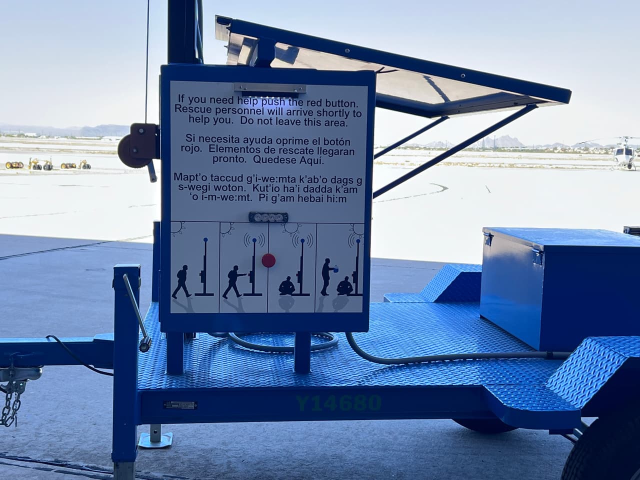 En el evento que se llevó a cabo en la Base Aérea Davis Monthan los agentes tenían exhibida una torre de rescate móvil para explicar que cuando los migrantes encuentren una puede apretar el botón rojo y se activa una búsqueda.